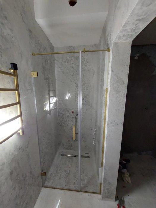 Душевая перегородка из стекла с золотой фурнитурой в ванной Дмитров